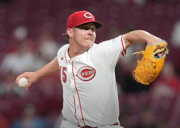 Emilio Pagán seguirá con los Rojos