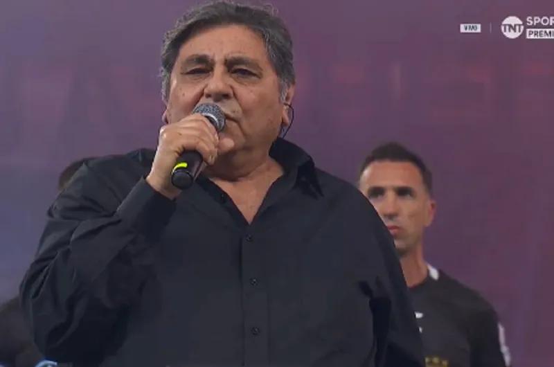 Mario Álvarez Quiroga interpretó el Himno Nacional en la final entre Racing y Estudiantes