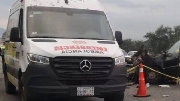 Choque vehicular deja dos personas muertas