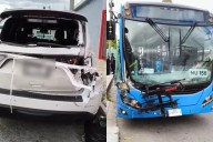 Vehículo oficial del Ayuntamiento de Mérida y Va y Ven protagonizan choque en el centro de la ciudad