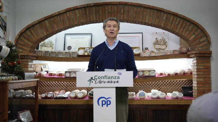 Feijóo lanza la campaña del PP 'a tortas' en Casar de Cáceres: "Nuestros candidatos no son marionetas que manejamos desde Madrid"