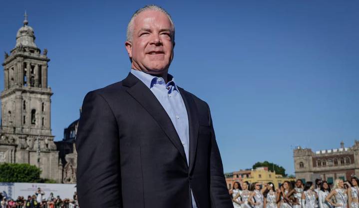 ¡Escándalo en el mundo del espectáculo! Funcionarios corruptos y traficantes de armas revelan la oscura red detrás del propietario de Miss Universo. ¡Entérate de todos los detalles!