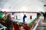 Familias tijuanenses disfrutan de pista de hielo gratuita