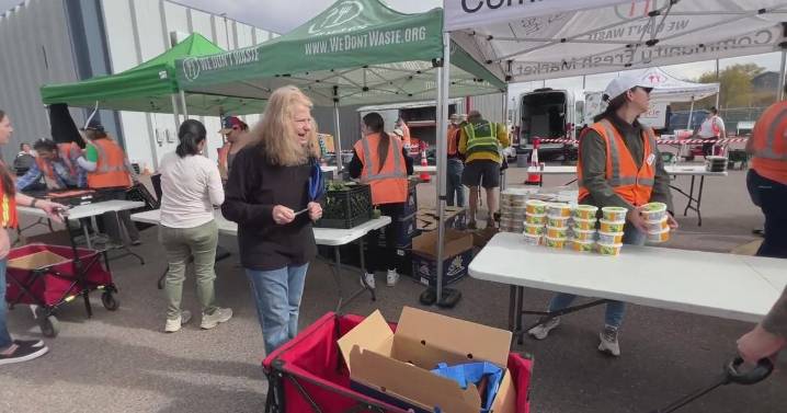 Demand at Denver mobile food markets jumps as volunteers help keep families fed