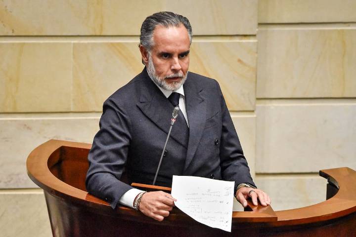 Ministro Benedetti denuncia software espía Pegasus en su celular: ¿Qué fue lo que encontraron?