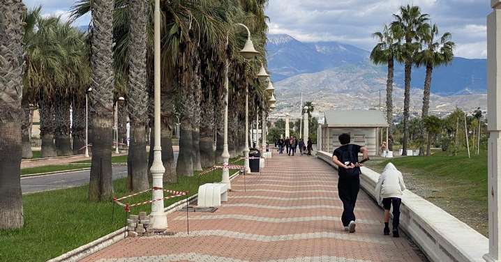 Las nuevas luminarias del Paseo Marítimo Rey Balduino estarán en funcionamiento a principios de 2026