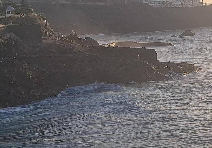 Suben a cuatro los muertos por un golpe de mar en Tenerife y se busca a una persona desaparecida