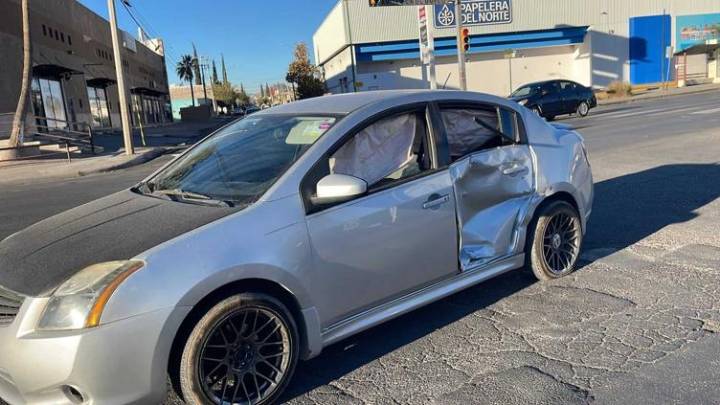 Policía municipal omite semáforo en rojo y choca en la Tecnológico