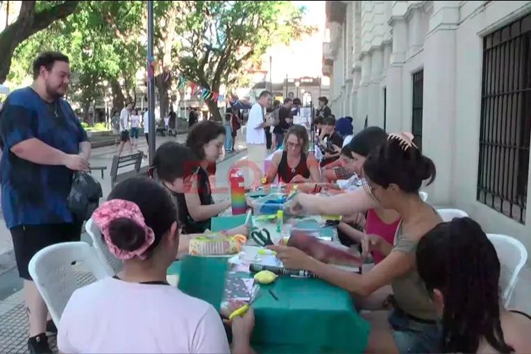 Éxito de la Feria de Ilustración y Diseño en la Plaza Carbó de Paraná