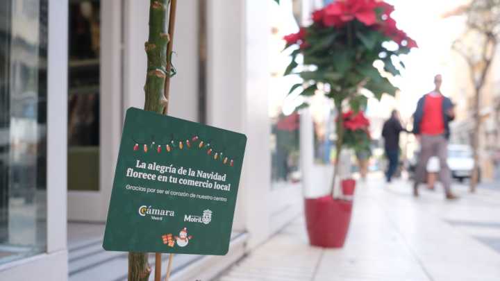 Motril se tiñe de rojo para impulsar su comercio local en Navidad