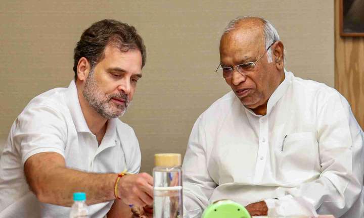 Congress upset as LoPs not invited to Putin banquet, slams Tharoor for accepting call