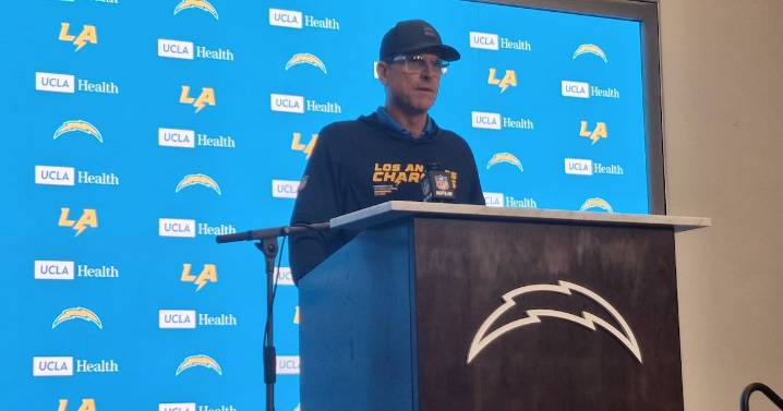 Justin Herbert, considerado como Súper Héroe por el coach de Chargers, Jim Harbaugh, tras su actuación sobre Eagles