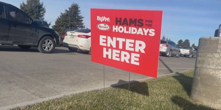 Hy-Vee, first responders distribute 200 hams to Kearney families