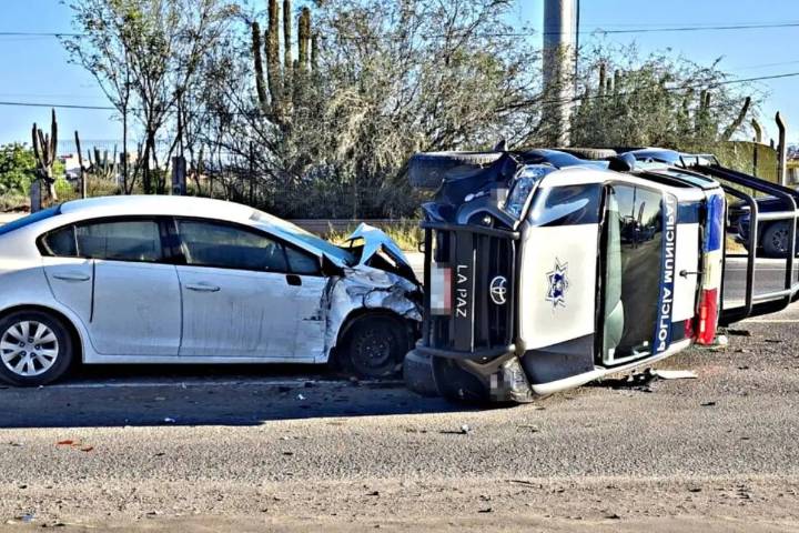 Volcadura en El Centenario deja dos lesionados tras choque entre patrulla y vehículo particular