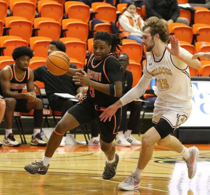 Jimmies hit game-winning free throws to edge out Minnesota