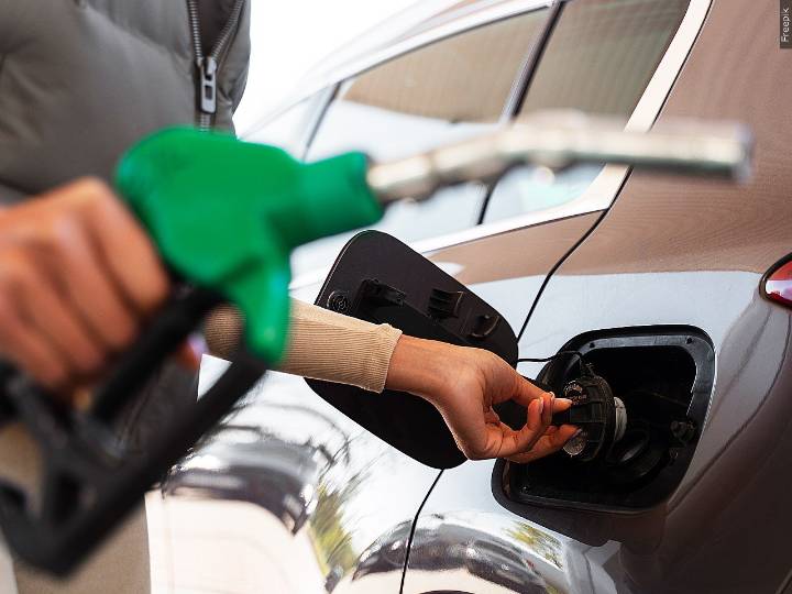 Gas prices dip below $3 a gallon, the lowest since 2021
