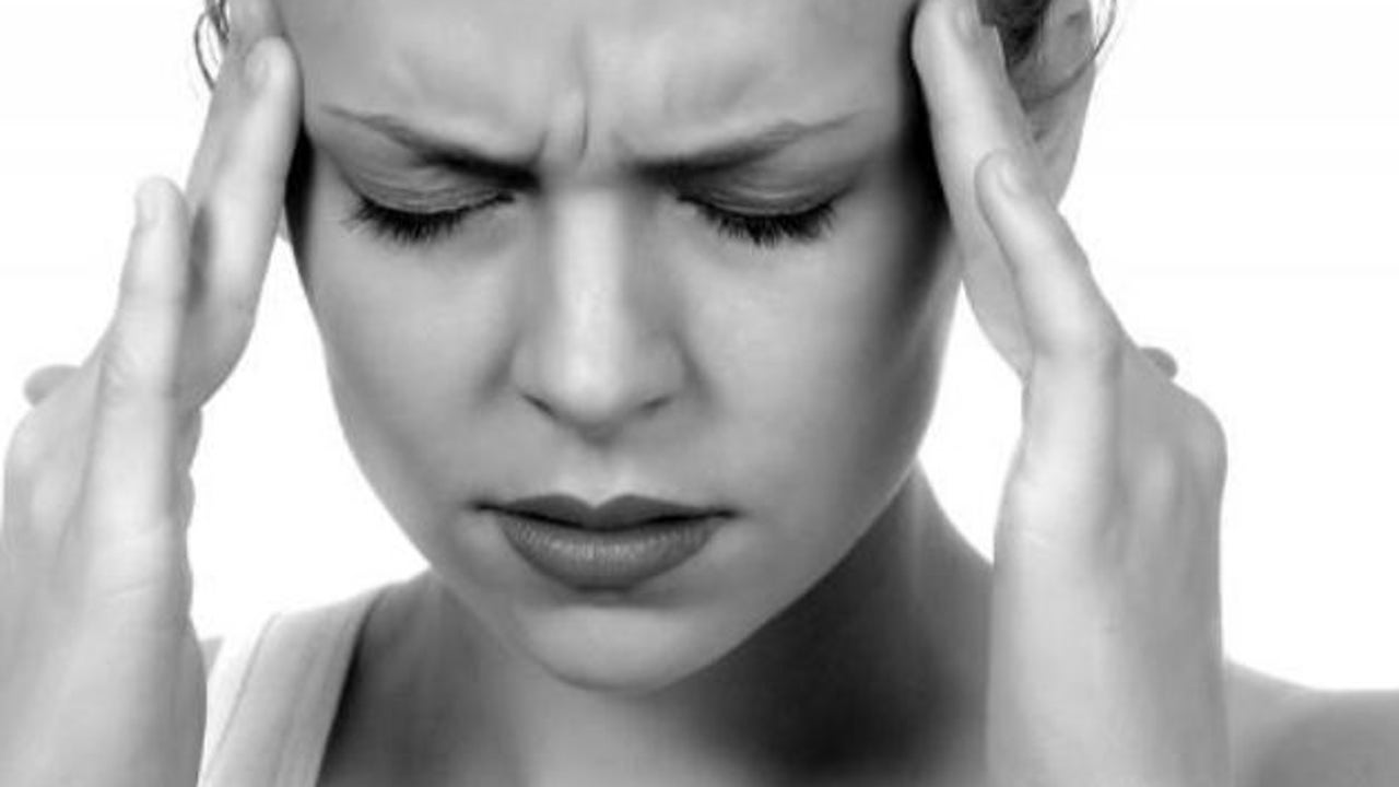 Mantener rutinas de sueño y evitar excesos al comer para prevenir cefaleas en Navidad