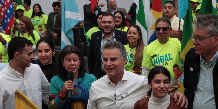Aníbal Gaviria formalizó su inscripción como candidato presencial de La Fuerza de las Regiones con más de 1,6 millones de firmas
