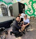 Angelino lleva movilidad a personas con necesidades especiales en México