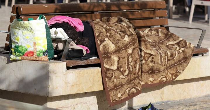 El riesgo de pobreza afecta a 6,6 millones de mujeres en España, un 12% más que a los hombres