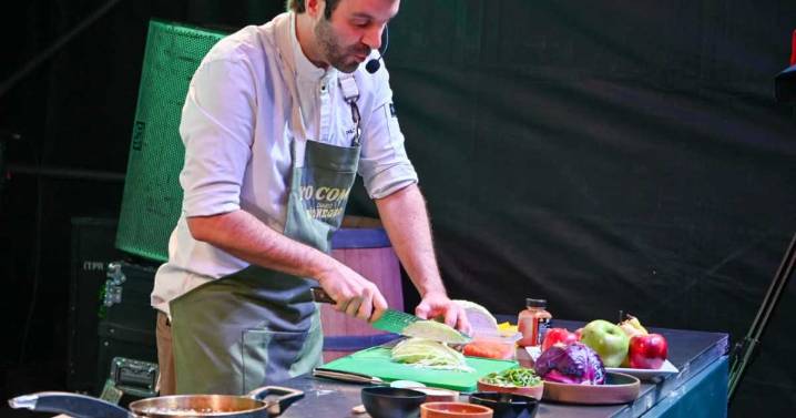 Paco Almeida dio cátedra de cómo hacer un pollo frito crocante en el cierre culinario de la primera noche del Yo Como