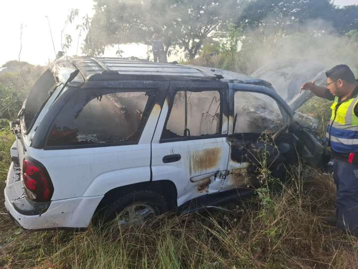 Vehículo Choca con el tres, se incendia, lo arrastra varios metros y no hubo lesionados