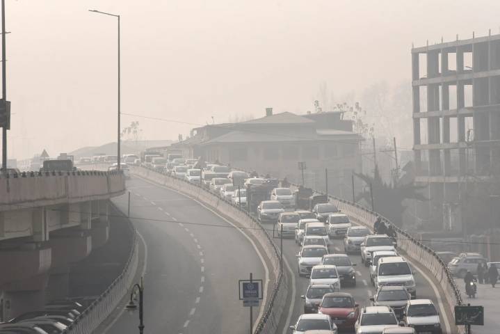 Cold wave grips Srinagar as temperature falls to Zero