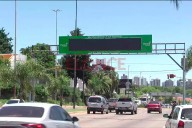 Instalaron una “pantalla informativa dinámica” en el acceso a Paraná: aclaran que “no es para foto