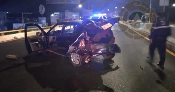 Choque en Salvador Nava deja daños en dos autos