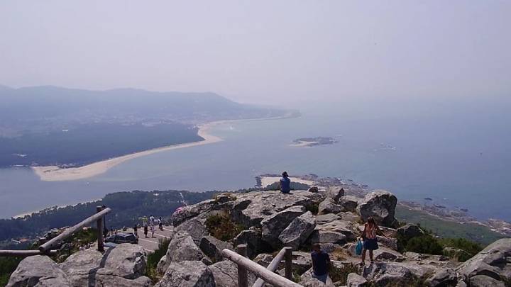 Buscan a los tres tripulantes de un pesquero portugués que volcó en la desembocadura del Miño