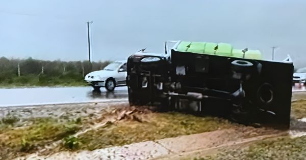 [URGENTE] Un camión volcó en Circunvalación Noroeste durante el temporal