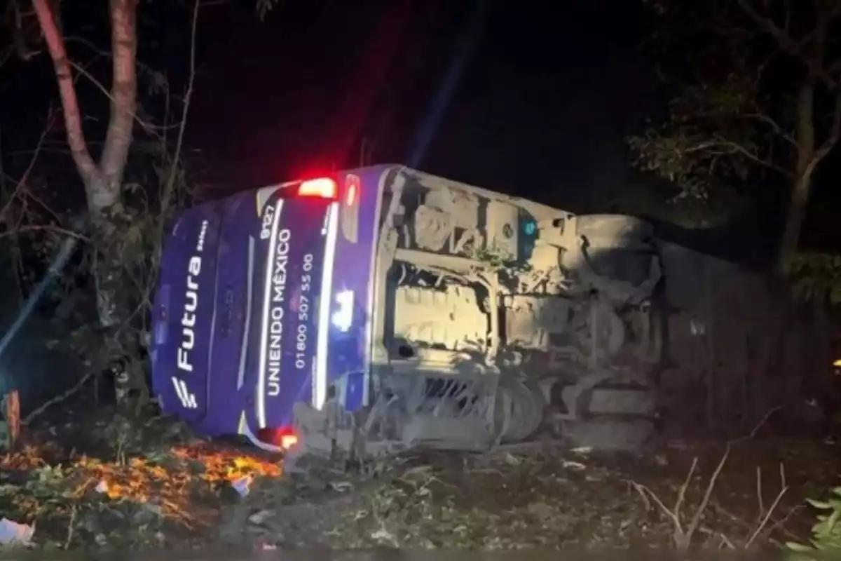Volcadura de autobús en Tlanchinol, Hidalgo, deja al menos cinco muertos y más de 20 heridos