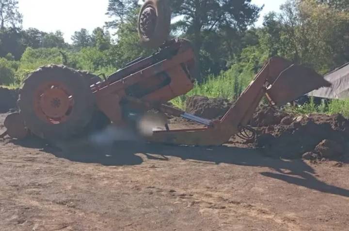 Horror y conmoción: un trabajador agrícola murió aplastado por una retroexcavadora