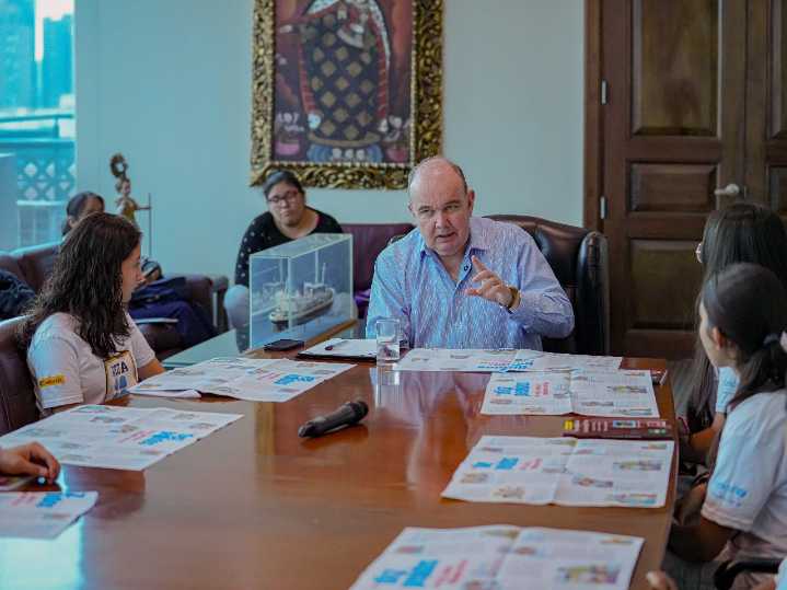 JEE frena uso de mensajes religiosos en campaña de López Aliaga