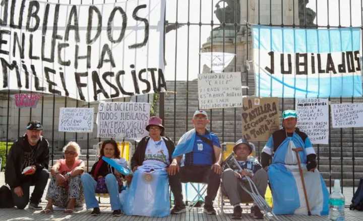 Un grupo de jubilados se encadenó frente al Congreso
