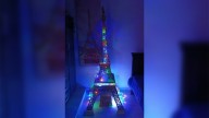 Torre Eiffel tiene una réplica en Cali: joven usó más de 3.000 palos de bambú y madera para construir su versión del monumento
