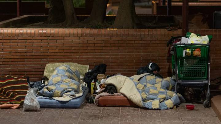 Se dispara el número de personas que duermen en la calle en Barcelona: hay 1.982, un 43% más que hace dos años