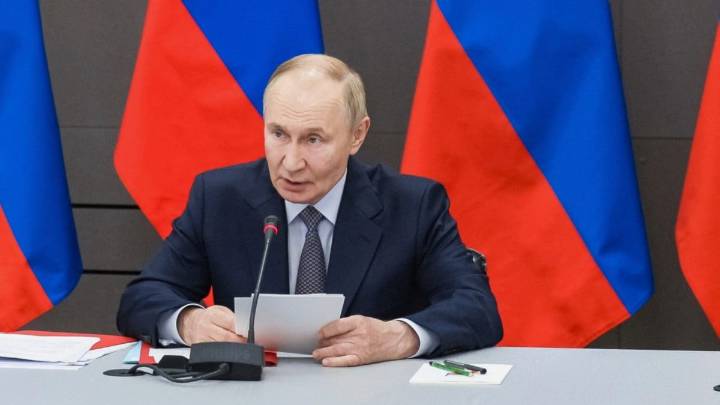 From ‘Poop Suitcases’ To Food Labs: The Extraordinary Security Around Putin’s Foreign Visits