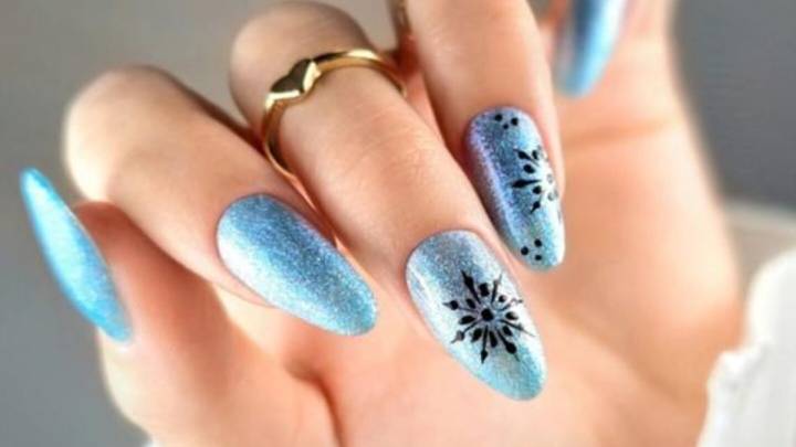 Uñas navideñas con copos de nieve: 8 estilos festivos que están llenos de elegancia