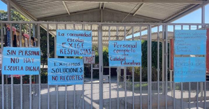 Padres de familia mantienen cerrada primaria en Rosarito hasta que llegue maestro prometido
