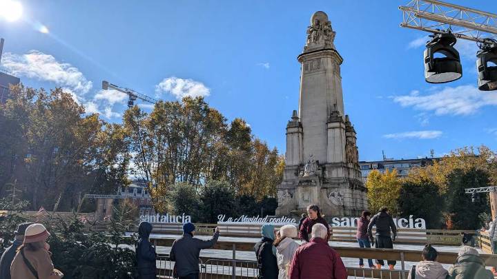 Patinar sobre hielo: las pistas navideñas que no puedes perderte en Madrid este año