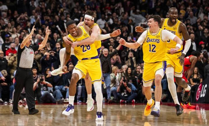 LeBron James’ double-digit scoring streak ends, but Lakers beat Raptors at buzzer