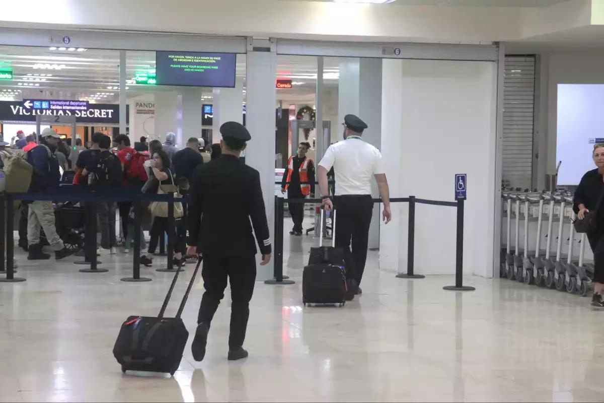 Pilotos de Volaris en Cancún temen perder sus trabajos ante contratación de 100 extranjeros