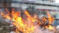 Protesta de personal de limpieza de CDMX se sale de control: rompen cristales y prenden fuego a basura