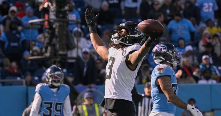 Trevor Lawrence leads Jaguars to third straight win in 25