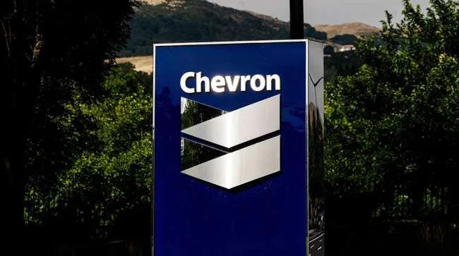 Chevron procura mantener operaciones en Venezuela en diálogo con Trump