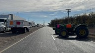 Productores bloquean parcialmente carretera Jiménez-Torreón para exigir freno a reforma de Ley de Aguas