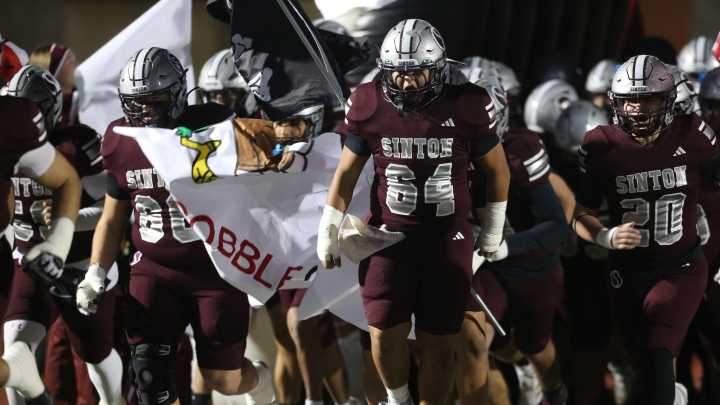 Sinton football survives vs. Cuero to make UIL state semifinals