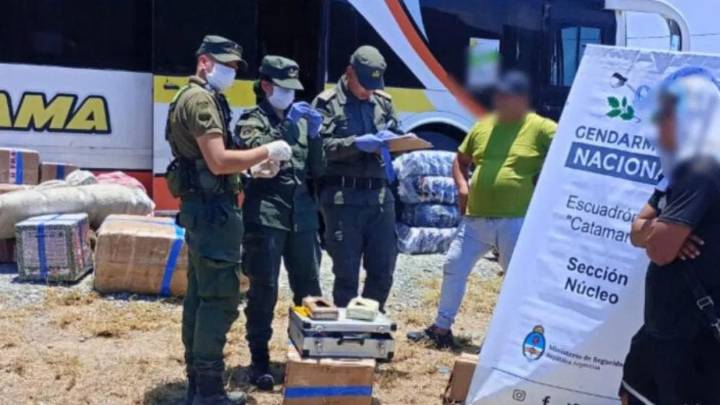 Tres mujeres escondían 65 kilos de marihuana en mochilas de niños en un tour de compras