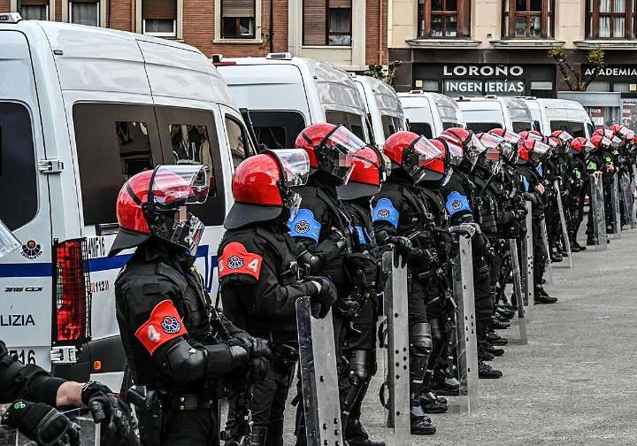 Seguridad abona 8 millones por las horas extra de 5.000 ertzainas hasta octubre